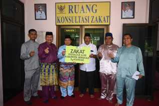 Kadis Pengendalian Penduduk Salurkan Zakat ke Baznas