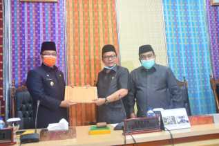 Diserahkan Ketua DPRD, Pj Bupati Terima Dokumen Laporan Reses Anggota Legislatif