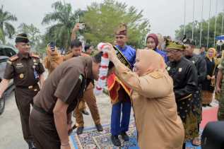 Kalungkan Bunga dan Tanjak, Bupati Kasmarni Sambut Kajati Riau di Negeri Junjungan