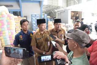 Pastikan Isi 1 Liter Minyakita, Dinas Perdagangan dan Perindustrian Kabupaten Bengkalis Sidak ke Gudang