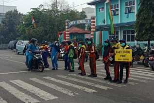 Peduli Dampak Asap Karhutla, PMR SMA Negeri 1 Bengkalis Bagi-Bagi Masker