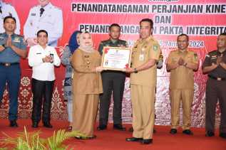 Bupati Bengkalis Serahkan Penghargaan Nilai Penyelenggaraan Pelayanan Publik
