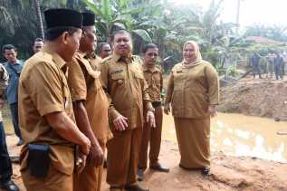 Bersama Kasmarni, Bupati Amril Tinjau Pelaksanaan Pembangunan di 4 Kecamatan