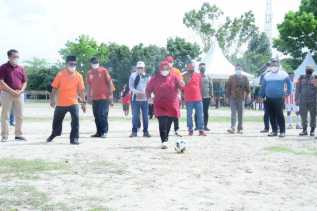 Kick Off Pertama Bupati Kasmarni, Tandai Bukanya Turnamen Sepakbola Desa Beringin
