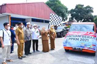 Bupati Kasmarni Lepas Penyaluran Bantuan Beras PPKM Kepada 20.291 KPM