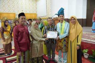 Mahasiswa Berprestasi, Cumlaude dan Nilai Pemuncak Jurusan Teknik Informatika Polbeng Terima Penghargaan 