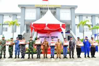 Aster Panglima TNI Salurkan Bansos Binfungtaswilnas ke Rupat, Bupati Ucapkan Terima Kasih 