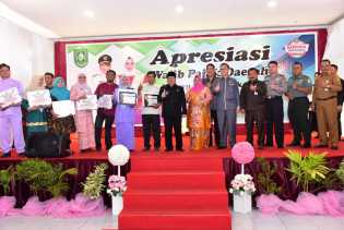 Taat Bayar Pajak, Bupati Bengkalis Serahkan Penghargaan