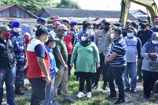 Bupati Kasmarni Gotong Royong Bersama Warga Kelurahan Babussalam 