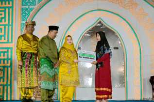 Bupati Kasmarni Serahkan Bantuan Kepada Ibu Fatimah, Korban Kebakaran di Sukarjo Mesim