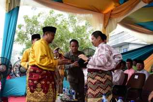 Orang Nomor Satu di Mandau Pasangkan Tanjak ke Orang Nomor Satu di Bengkalis