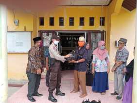 Peduli Covid-19, Pemdes Pematang Duku Bagikan 500 Masker dan 250 Paket Sembako