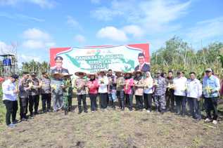  Ikuti Panen dan Tanam Jagung Serentak Bersama Kapolres, Bupati Kasmarni Harap Kesejahteraan Petani Semakin Meningkat