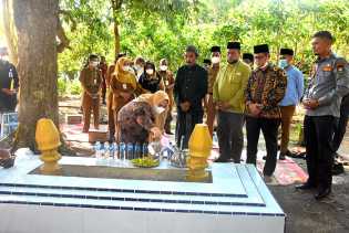 Ziarahi Makam Tua di Pangkalan Batang, Bupati Kasmarni Ingin Jadikan Objek Wisata Religi