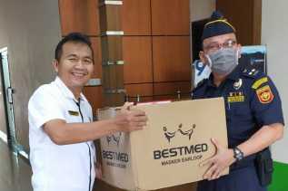 Kantor Pengawasan dan Pelayanan Bea dan Cukai TMP C Bengkalis Serahkan Bantuan APD ke Dinas Kesehatan