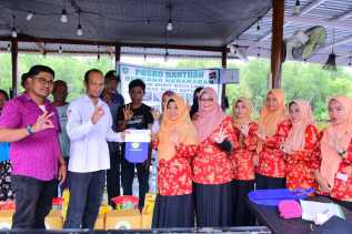 Ringankan Duka Korban Kebakaran, DWP Bengkalis Serahkan Bantuan Sosial