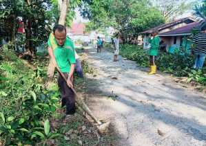 Ciptakan Lingkungan Bersih, Warga RT 04 RW 06 Desa Senggoro Laksanakan Gotong Royong