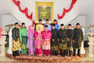 LAMR Bengkalis Pinang Bupati Amril dan Istri Untuk Terima Gelar Adat 