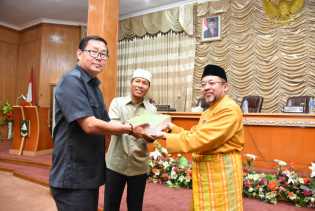 Bupati Serahkan Ranperda Pertanggungjawaban APBD 2017