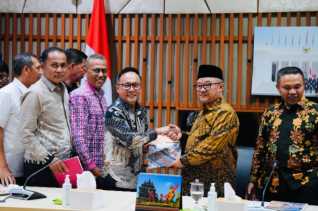 Bupati Bengkalis Serahkan Dokumen Usulan Peningkatan Pendidikan kepada Menteri Pendidikan Dasar dan Menengah Republik Indonesia