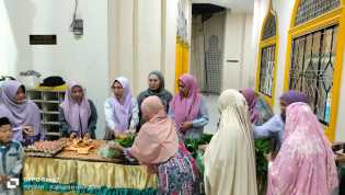 Mencari Keberkahan di Bulan Ramadhan, DWP Dinas Perkebunan Bagikan Sayur Gratis Bagi Jemaah Sholat Subuh