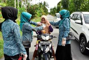 Tim Penggerak PKK Desa Pedekik Bagikan 200 Masker Kain dan 700 Cup Jamu Tradisional