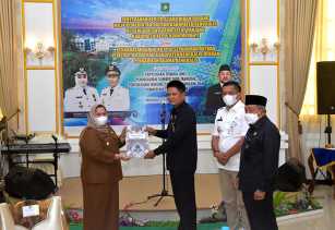 Bupati Kasmarni Serahkan Berita Acara Hibah Tanah ke Pengadilan Agama Selat Panjang