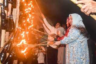 Semarak Tahun Baru 1445 Hijriyah, Bupati Kasmarni Buka Festival Lampu Colok Mandau