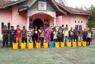 Cegah Penyebaran Covid-19, Pemerintah Desa Ketam Putih Lakukan  Penyemperotan Disinfektan