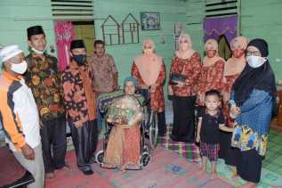 Dikunjungi Baznas dan DWP Bengkalis, Nenek Rusmani Menangis