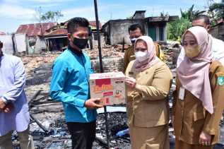 Bupati Kasmarni Tinjau dan Serahkan Bantuan Kepada Warga Kebakaran Rumah