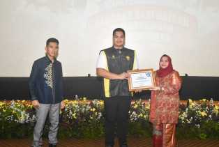 Hanya Dua Bupati se-Indonesia, Bupati Kasmarni Terima Penghargaan dari Menpora