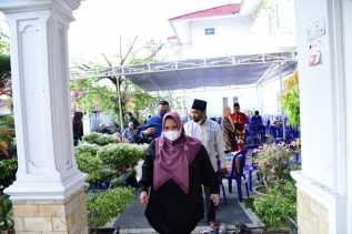 Bupati Bengkalis Kasmarni Takziah ke Rumah Duka Almarhum Fadhlah Sulaiman