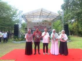 Bupati Bengkalis Terima Piala Kabupaten Layak Anak dari Gubri