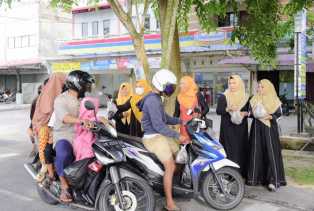 TP PKK Kabupaten Bengkalis Bersama Forum Anak Bagi-Bagi Takjil di Jalan Bantan 