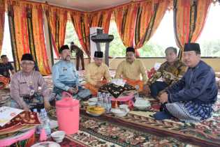 Rangkaian Penutup Hari Jadi Kampar, Bupati Bengkalis Ikuti Makan Bajambau