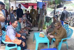Sambil Makan Gorengan, Bupati Amril Mukminin Terima Aspirasi Warga Bagan Boneo