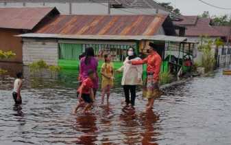 Bupati Kasmarni Tinjau Lokasi Terdampak Banjir