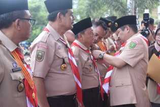 Bupati Amril Mukminin Serahkan Penghargaan untuk Anggota Gerakan Pramuka 0404 Bengkalis