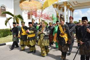 Amril Mukminin dan Kasmarni Resmi Bergelar Tuan Sri Setia Amanah Junjungan Negeri dan Puan Sri Junjungan Negeri