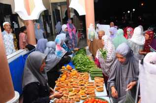 Dharma Wanita DLH dan Perkebunan Bagikan Sayur Gratis Bagi Jemaah Sholat Subuh