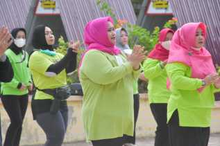 Cegah Osteoporosis, Bupati Kasmarni Ikut Senam Sehat di Tanjung Lapin