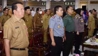 Gubri Terima Penghargaan UHC dari BPJS Kesehatan, Bupati Kasmarni Ucapkan Selamat