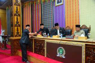 Bupati Bengkalis Dengarkan Pandangan Fraksi Perubahan APBD 2023