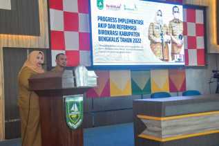 Rapat Evaluasi Tim PAN-RB, Bupati Kasmarni Sampaikan Sejumlah Program Unggulan Daerah
