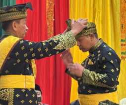 Hadiri Penabalan Datuk Sri Setia Amanah Gubri Abdul Wahid, Bupati Kasmarni Ucapkan Selamat dan Tahniah