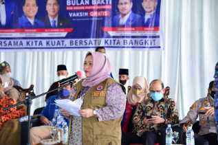 Kasmarni Hadiri Bulan Bakti Dua Dekade Partai Demokrat Vaksinasi Gratis