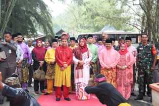 Tiba di Tempat Acara, Gubernur Riau H Syamsuar Disambut Pencak Silat dan Tepak Sirih