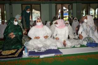 Bupati Kasmarni Shalat Id di Masjid Agung Istiqomah 