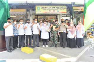 Bupati Kasmarni Resmikan Outlet Oleh-Oleh dan Kerajinan di Rest Area KM 65 KM